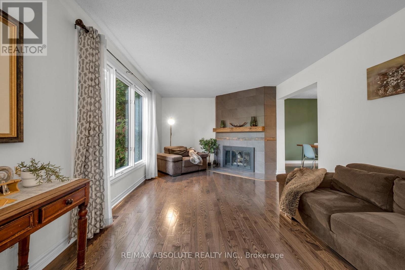 22 Inuvik Crescent, Ottawa, Ontario  K2L 1A2 - Photo 7 - X12496530