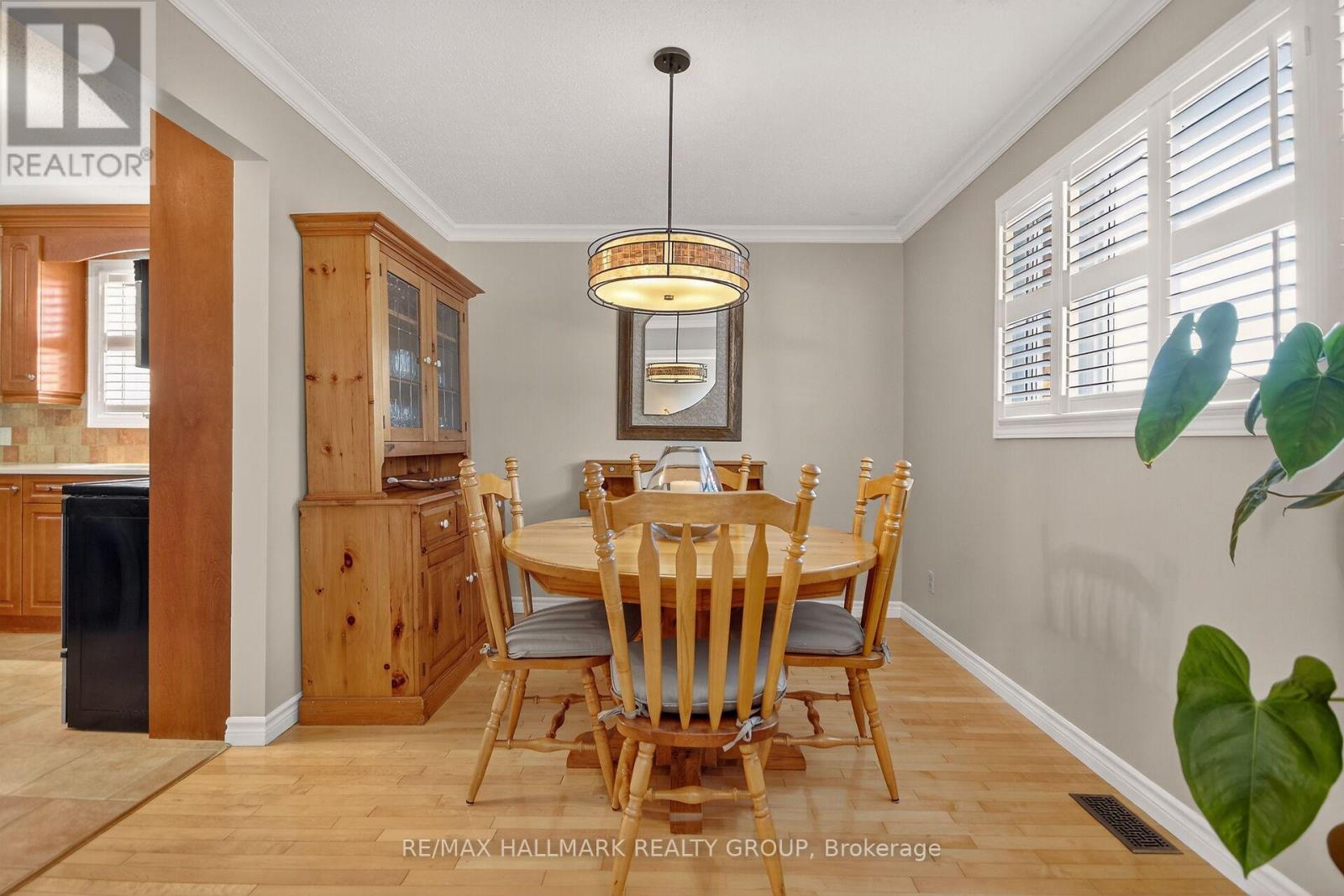 838 Balsam Drive, Ottawa, Ontario  K1E 1B7 - Photo 10 - X12496576