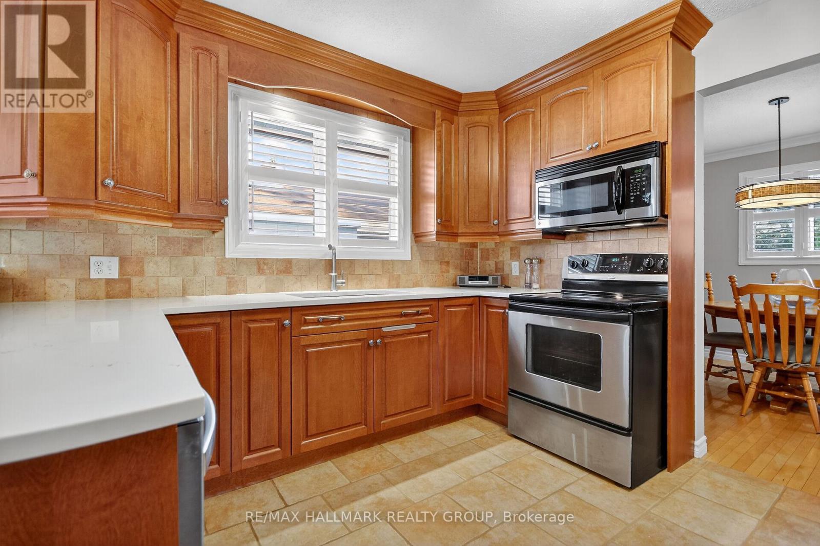 838 Balsam Drive, Ottawa, Ontario  K1E 1B7 - Photo 12 - X12496576