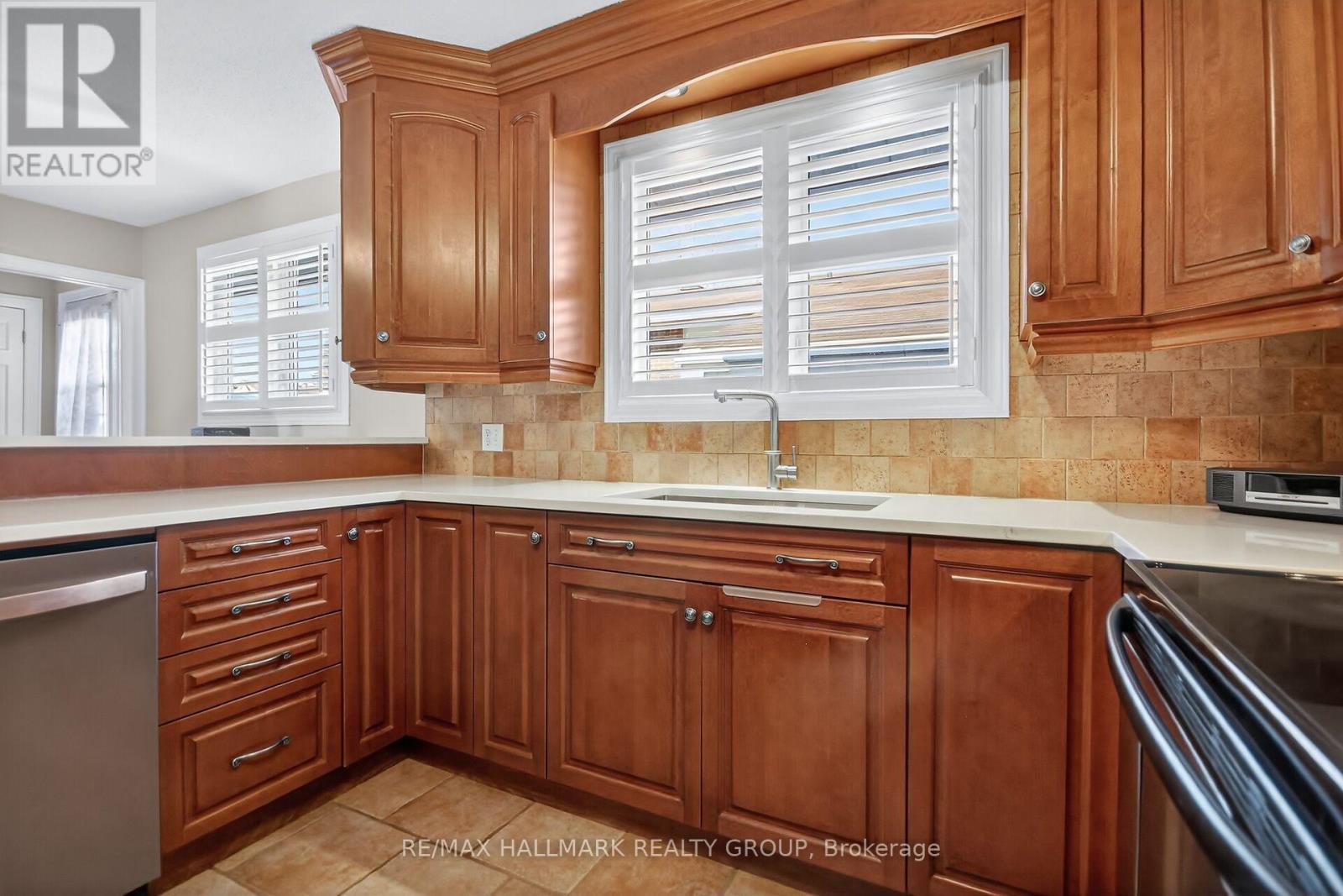 838 Balsam Drive, Ottawa, Ontario  K1E 1B7 - Photo 13 - X12496576