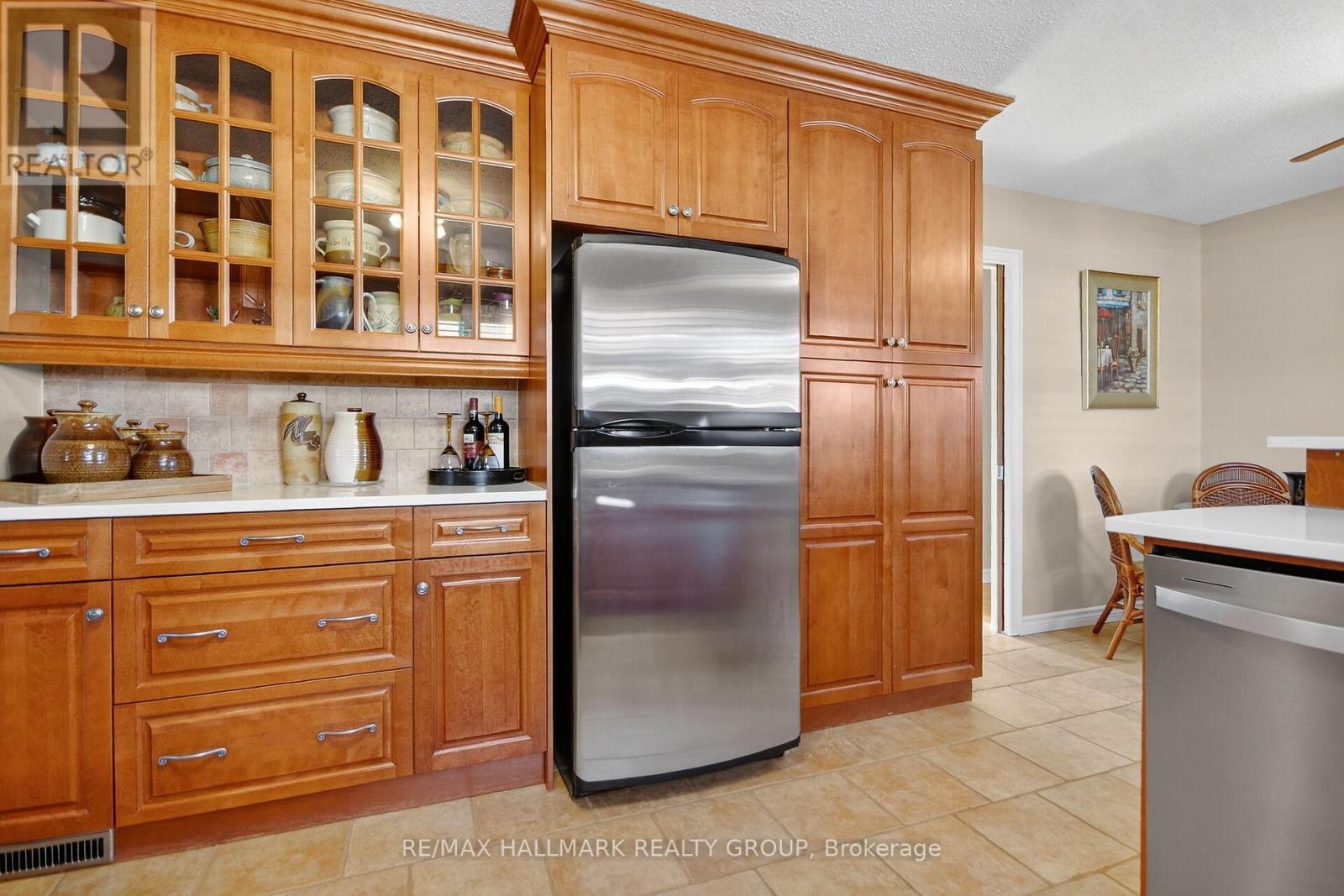 838 Balsam Drive, Ottawa, Ontario  K1E 1B7 - Photo 15 - X12496576