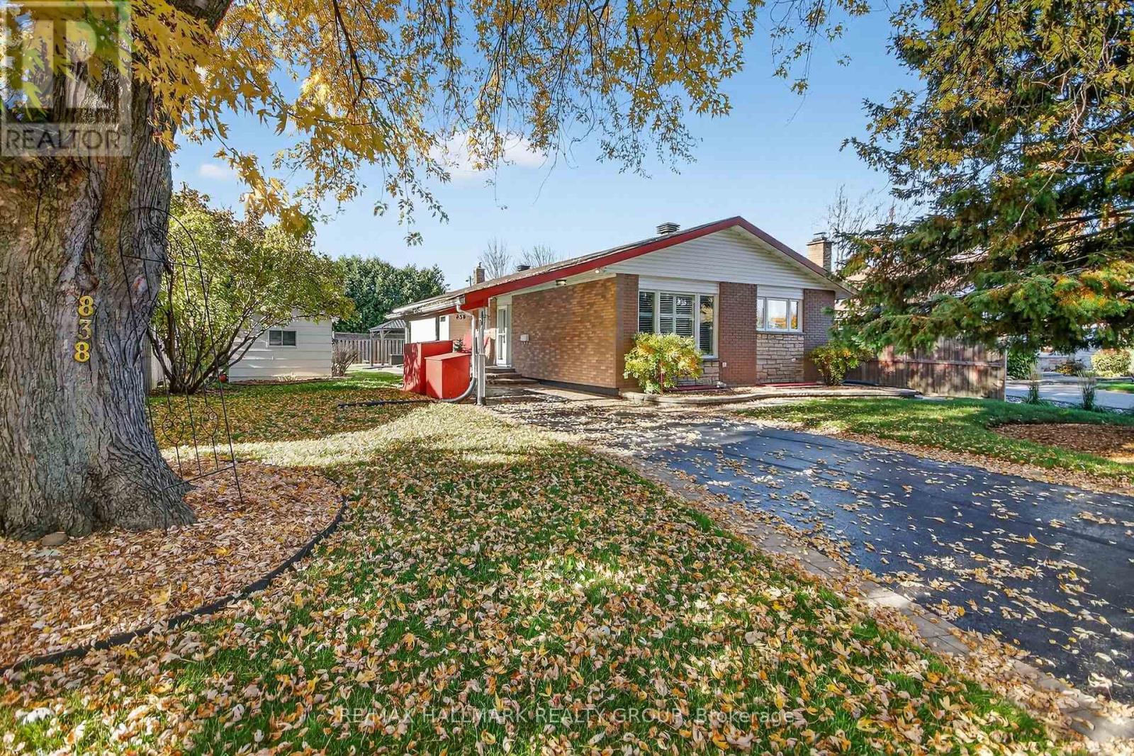 838 Balsam Drive, Ottawa, Ontario  K1E 1B7 - Photo 2 - X12496576