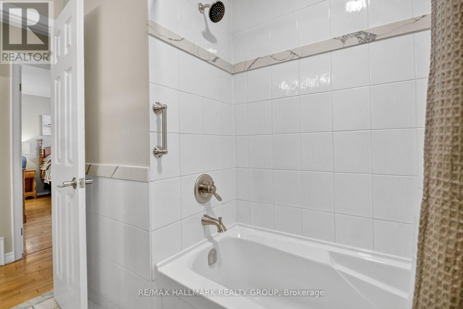 838 Balsam Drive, Ottawa, Ontario  K1E 1B7 - Photo 26 - X12496576