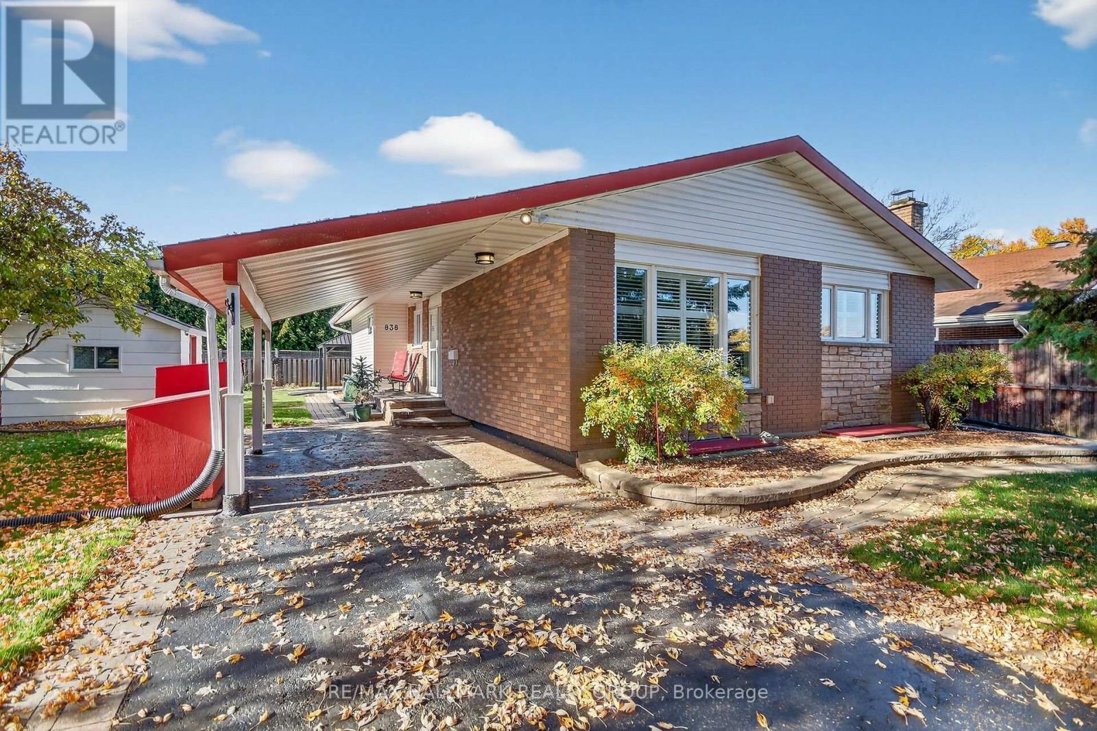 838 Balsam Drive, Ottawa, Ontario  K1E 1B7 - Photo 3 - X12496576