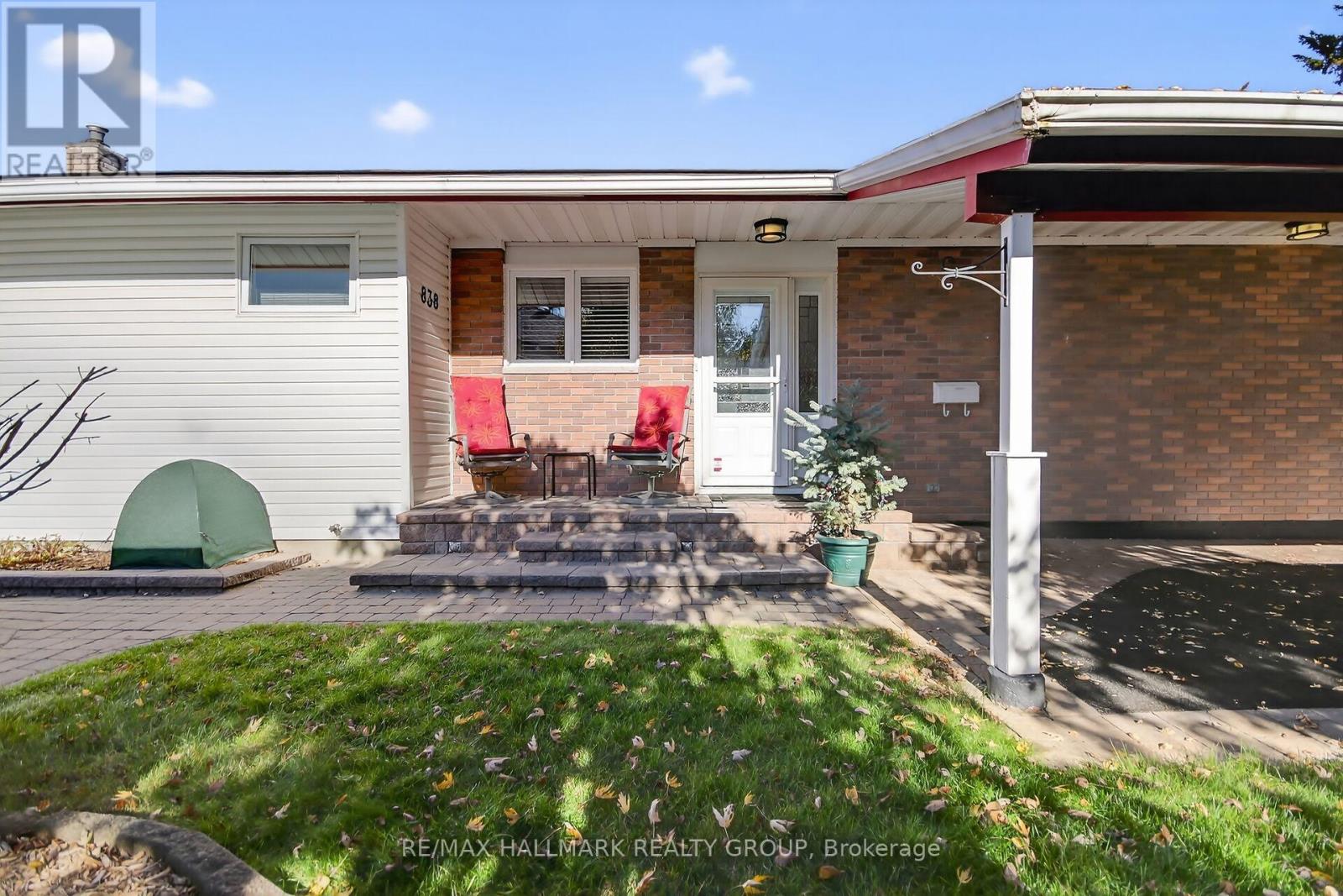 838 Balsam Drive, Ottawa, Ontario  K1E 1B7 - Photo 5 - X12496576