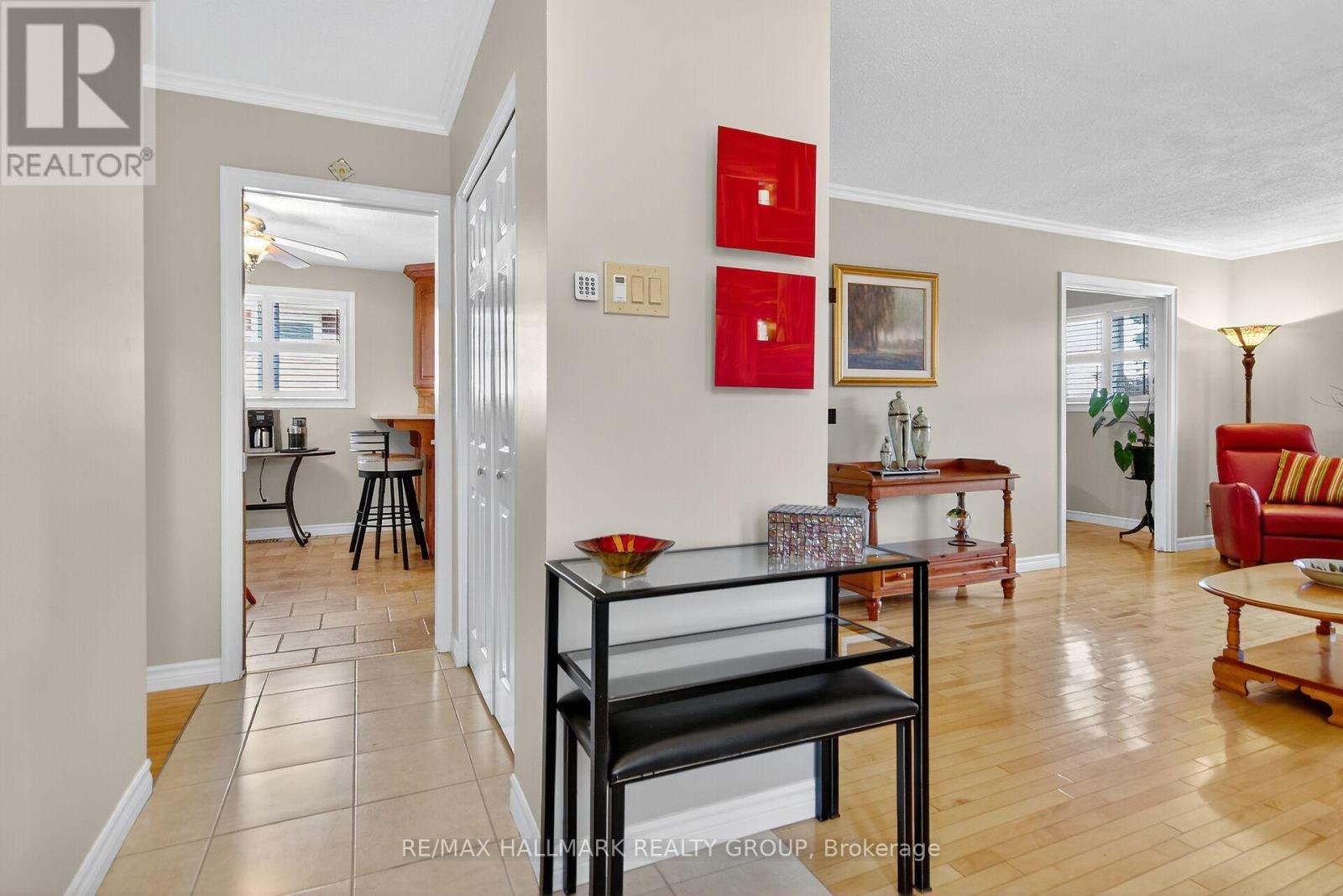 838 Balsam Drive, Ottawa, Ontario  K1E 1B7 - Photo 6 - X12496576