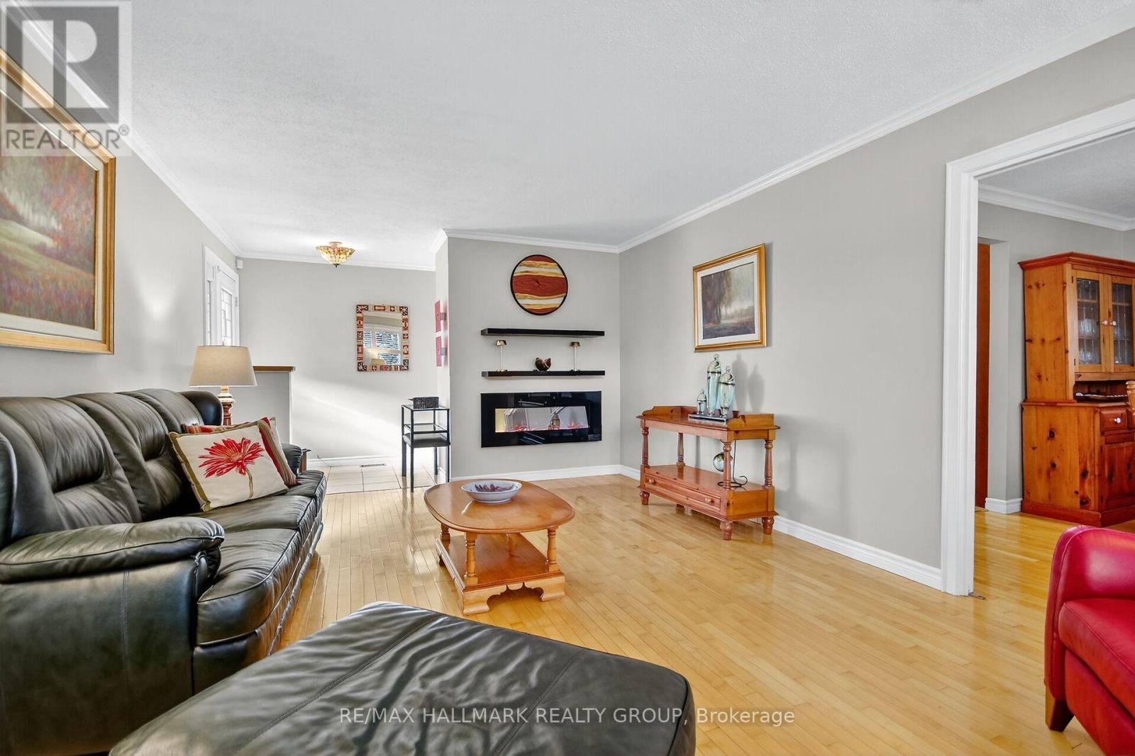 838 Balsam Drive, Ottawa, Ontario  K1E 1B7 - Photo 7 - X12496576