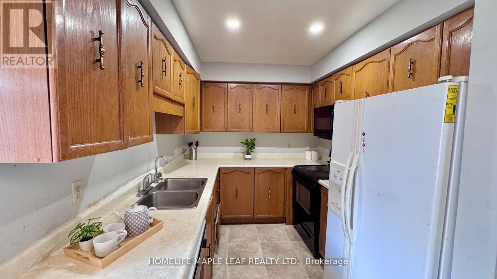 42 Newbury Drive, Kitchener, Ontario  N2N 2X6 - Photo 18 - X12496414