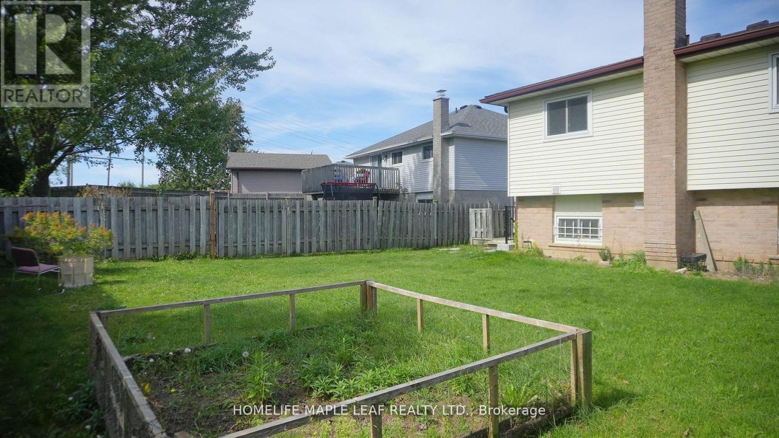 42 Newbury Drive, Kitchener, Ontario  N2N 2X6 - Photo 5 - X12496414