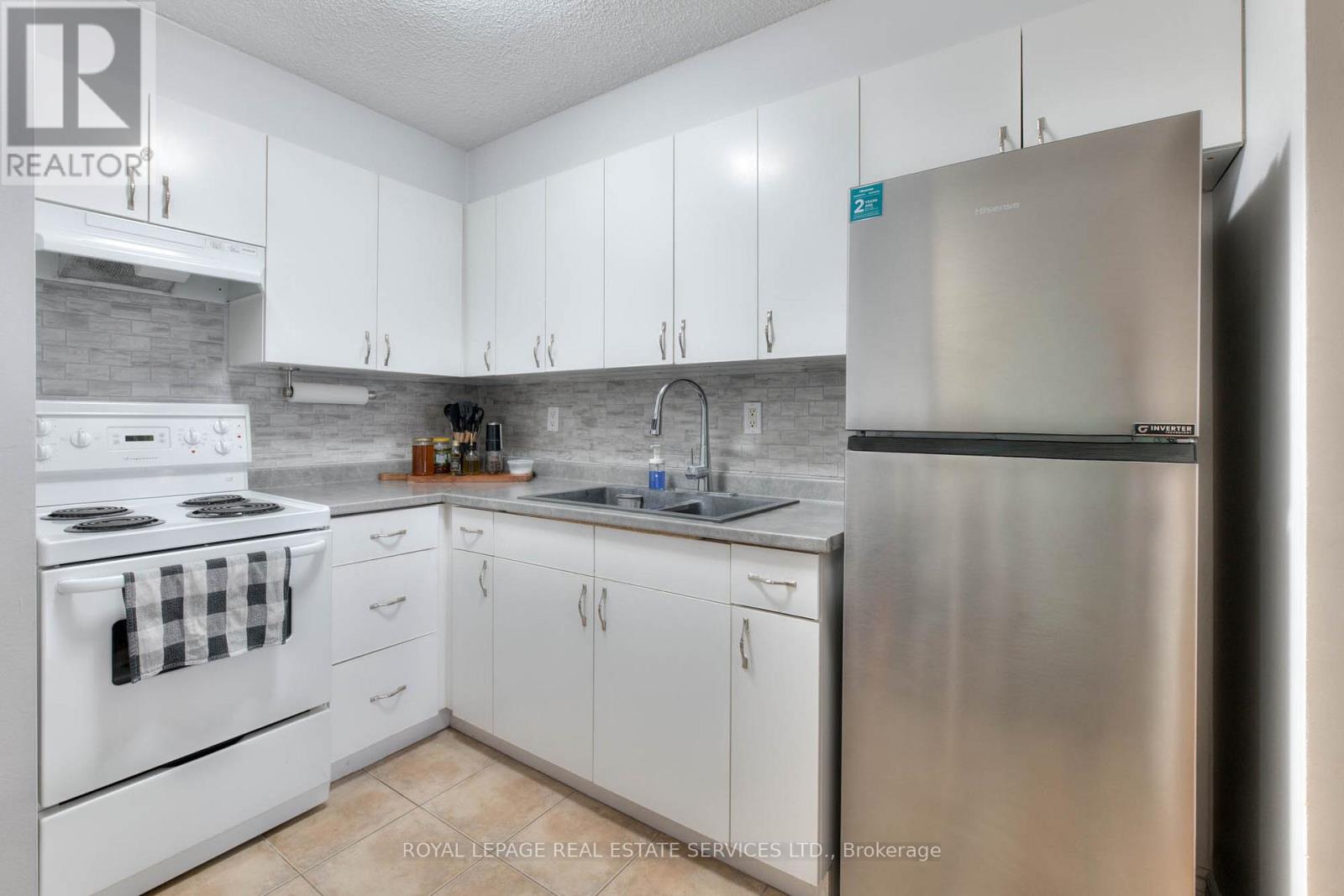 301 - 64 Benton Street, Kitchener, Ontario  N2G 4L9 - Photo 7 - X12496464