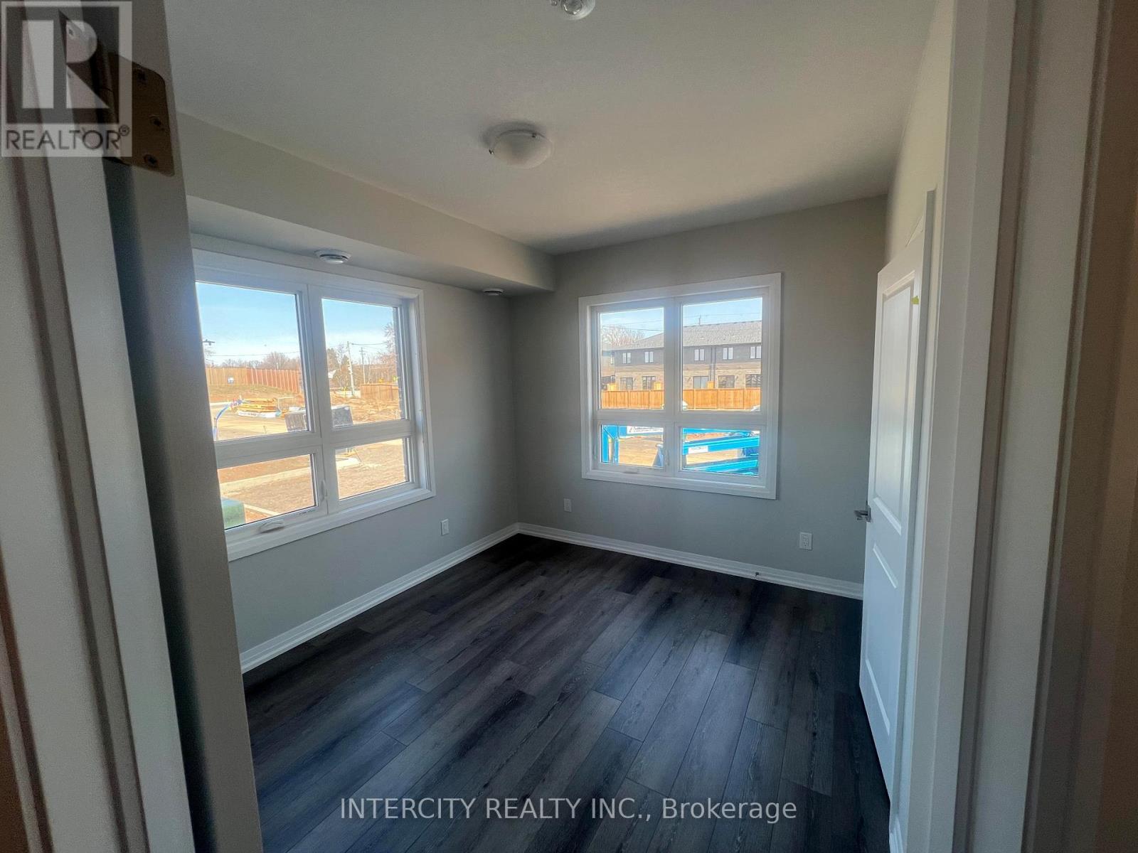 44 - 6705 Cropp Street, Niagara Falls, Ontario  L2E 5J8 - Photo 2 - X12496494