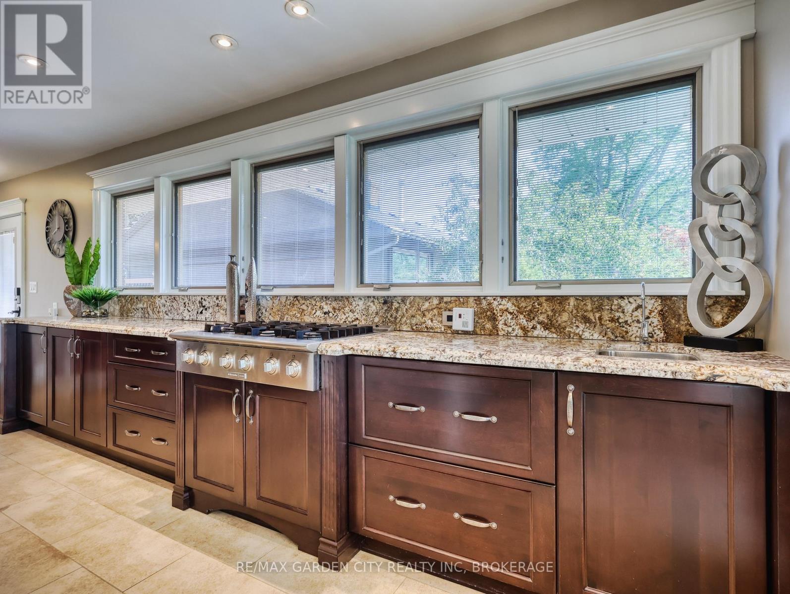 28 Marsdale Drive, St. Catharines, Ontario  L2T 3S3 - Photo 11 - X12496592