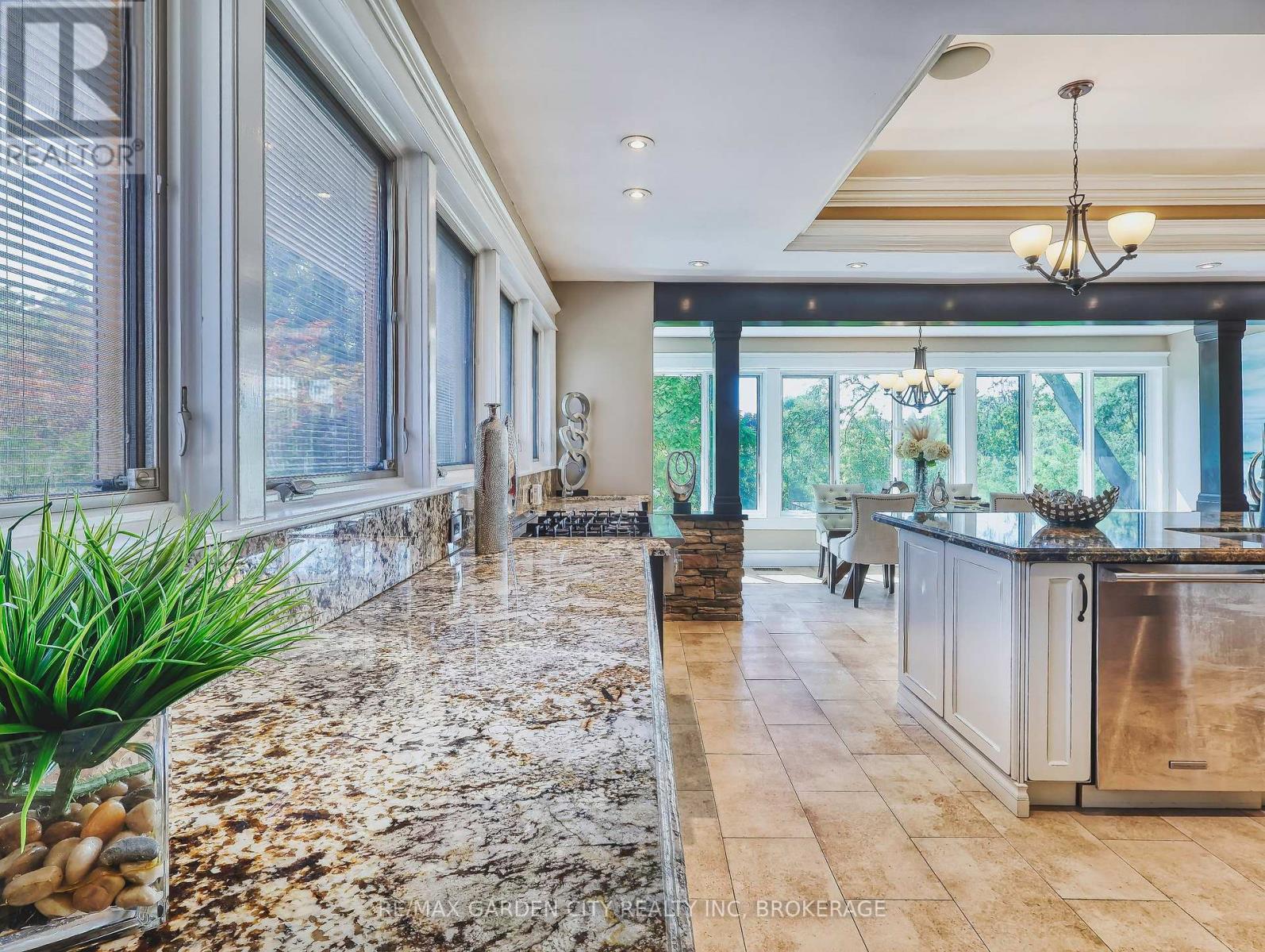 28 Marsdale Drive, St. Catharines, Ontario  L2T 3S3 - Photo 9 - X12496592