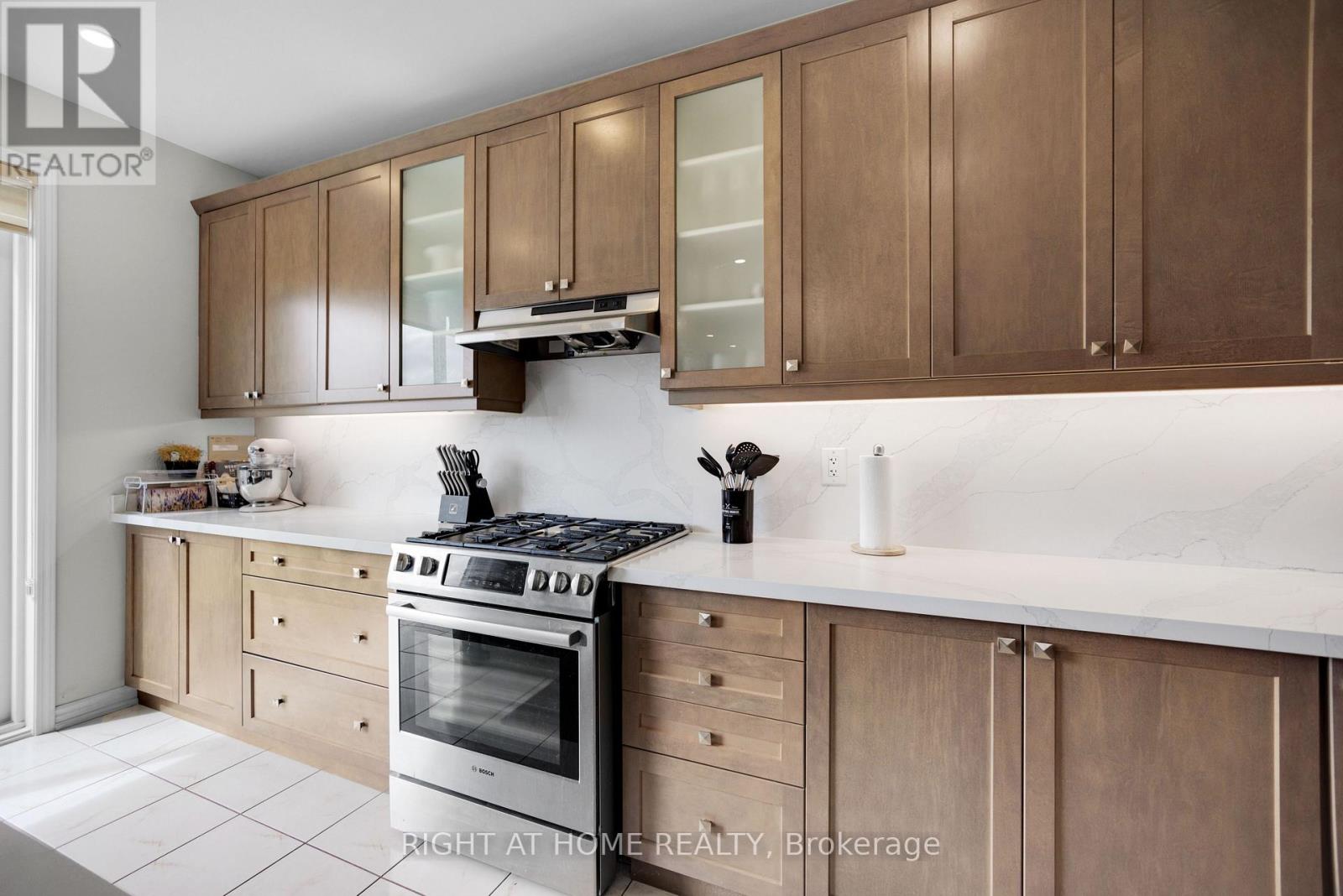 849 Aspen Terrace, Milton, Ontario  L9E 1S2 - Photo 16 - W12434216