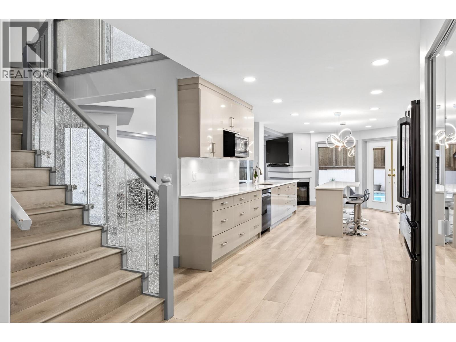 2271 Sorrento Drive, Coquitlam, British Columbia  V3K 6P4 - Photo 3 - R3063241