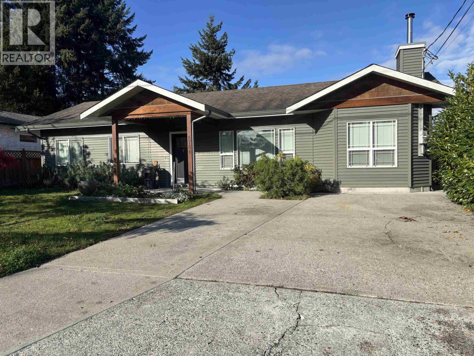 5756 Neptune Road, Sechelt, British Columbia  V0N 3A0 - Photo 2 - R3032662