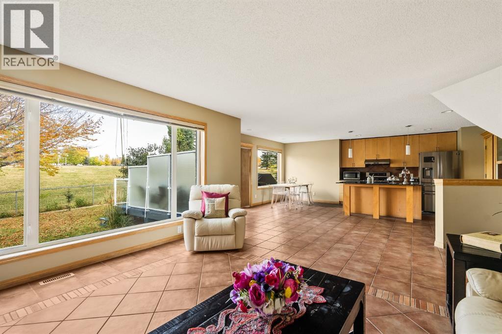 120 Simcoe Close Sw, Calgary, Alberta  T3H 4N3 - Photo 5 - A2262709