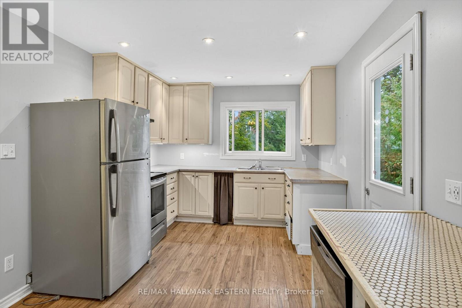 650 Bolivar Street, Peterborough (Town Ward 3), Ontario  K9J 4S2 - Photo 11 - X12496720