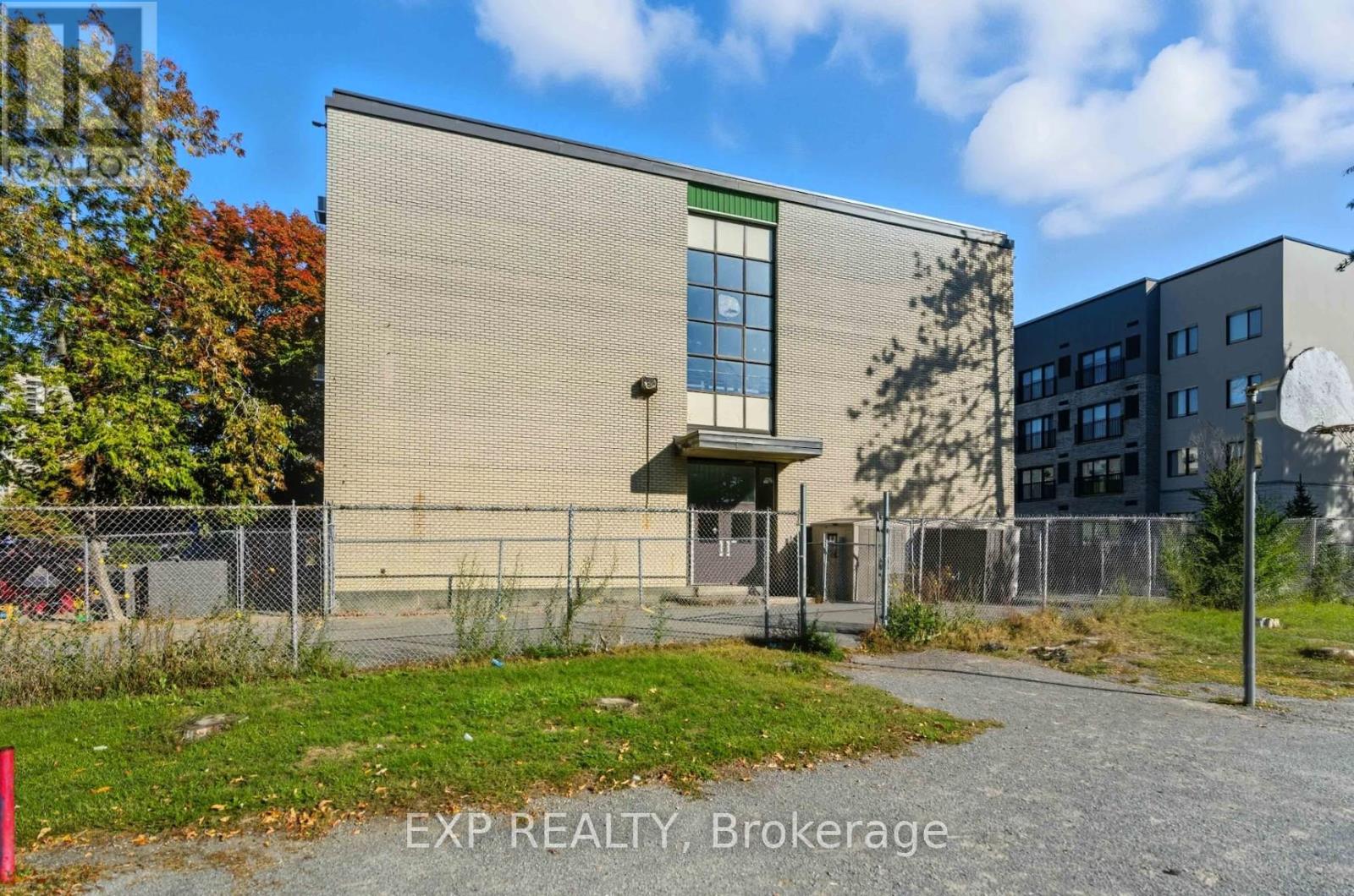 2nd & 3rd Floor - 641 Sladen Avenue, Ottawa, Ontario  K1K 0X4 - Photo 3 - X12496692