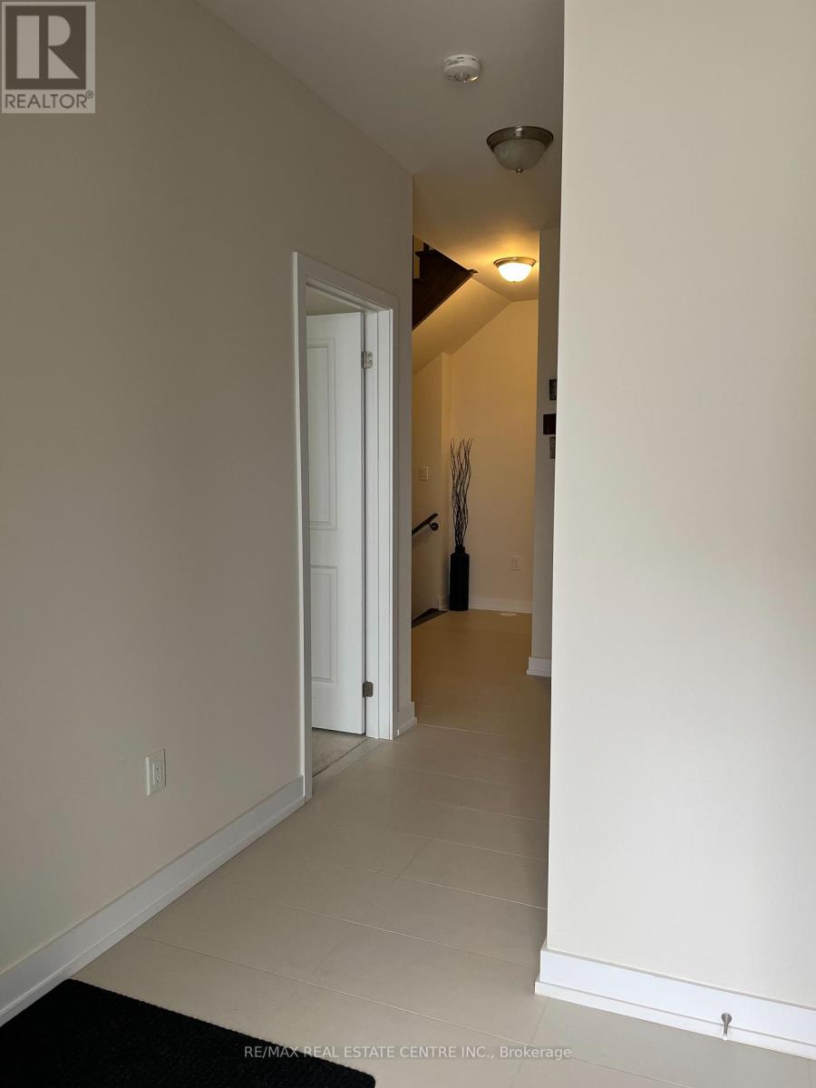 3112 Meadowridge Drive, Oakville, Ontario  L6H 7Z1 - Photo 3 - W12496492