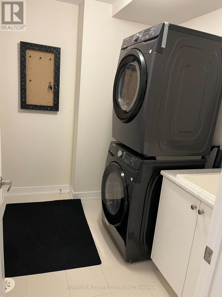 3112 Meadowridge Drive, Oakville, Ontario  L6H 7Z1 - Photo 7 - W12496492