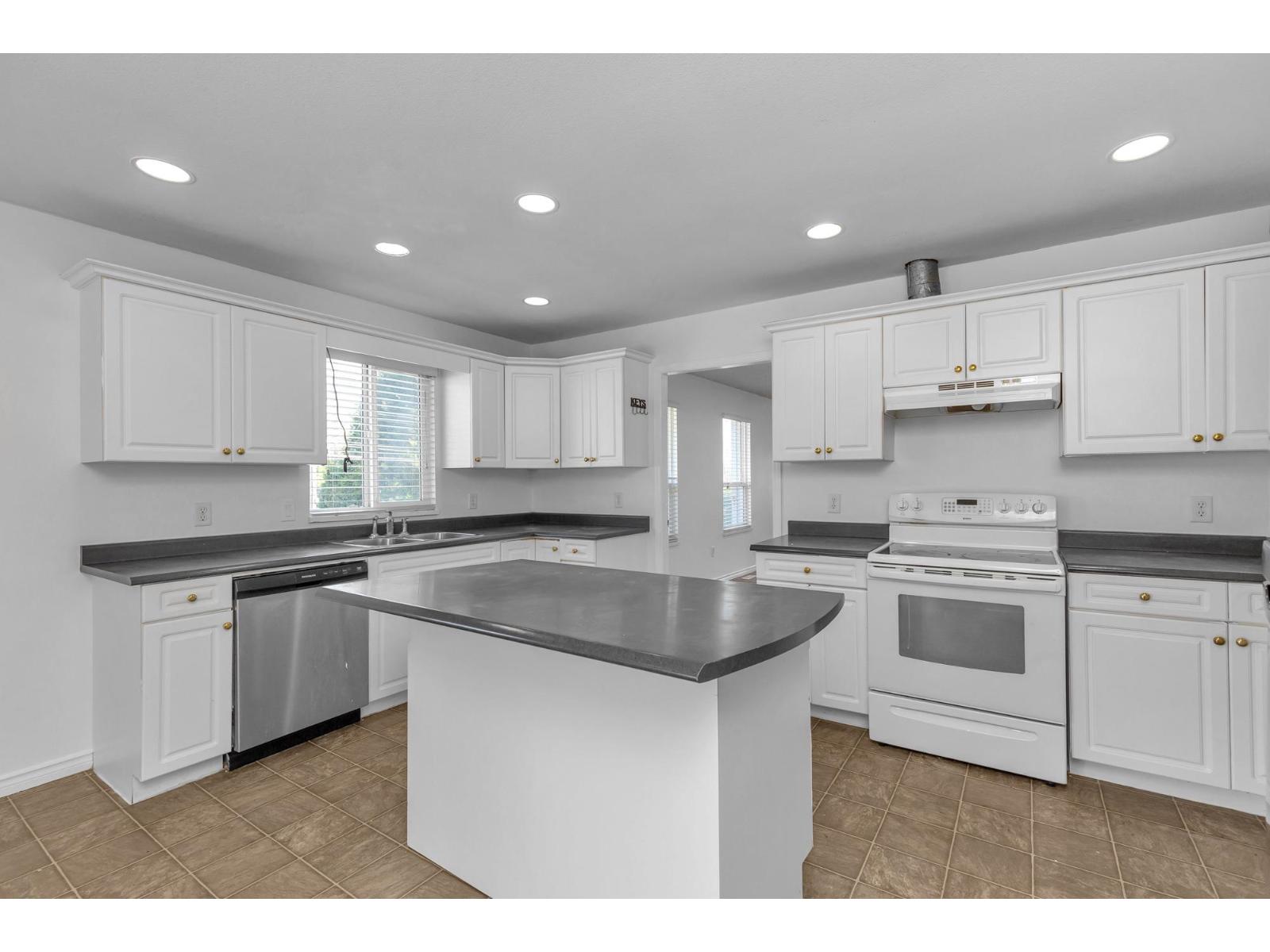 8067 Cedar Street, Mission, British Columbia  V2V 3N2 - Photo 13 - R3063298