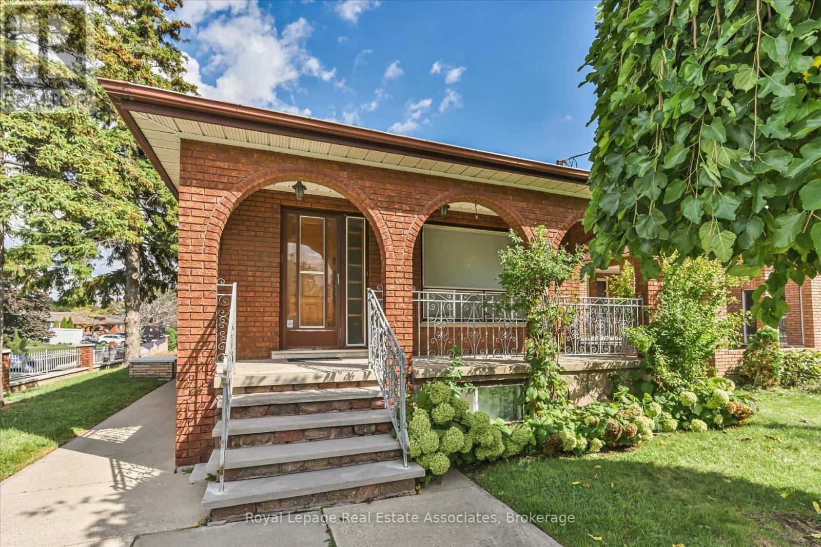 135 Jay Street, Toronto, Ontario  M6L 2M3 - Photo 4 - W12496516