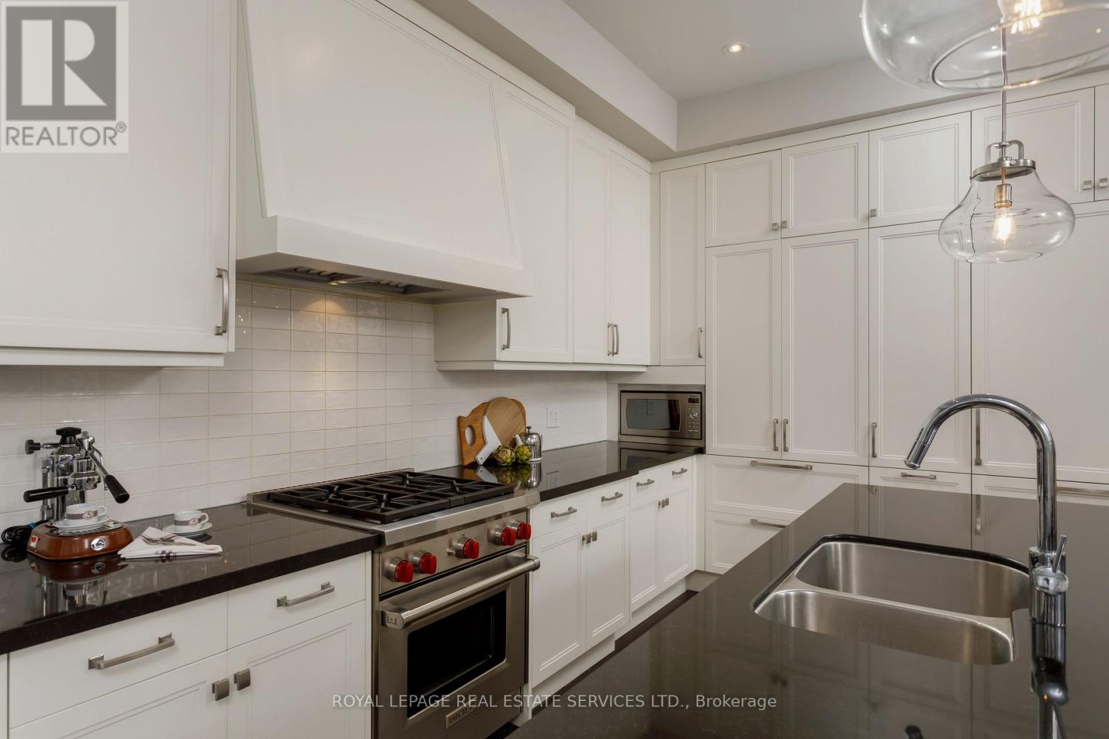 251 Hanover Street, Oakville, Ontario  L6K 0H3 - Photo 17 - W12496554