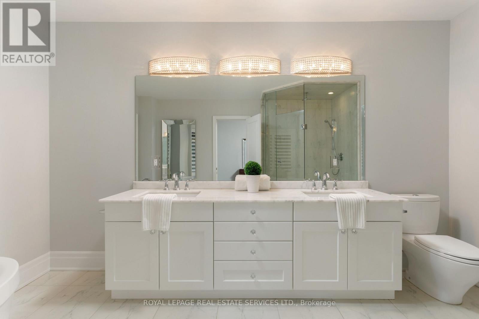 251 Hanover Street, Oakville, Ontario  L6K 0H3 - Photo 26 - W12496554