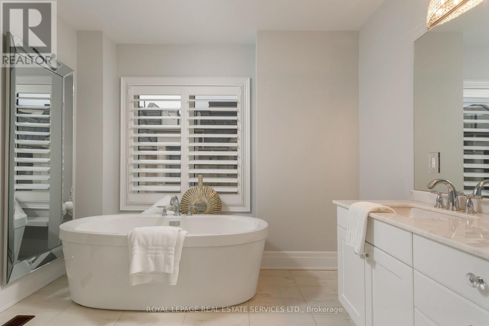 251 Hanover Street, Oakville, Ontario  L6K 0H3 - Photo 28 - W12496554