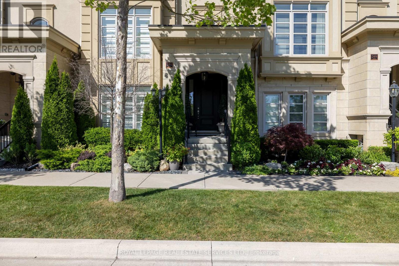 251 Hanover Street, Oakville, Ontario  L6K 0H3 - Photo 3 - W12496554