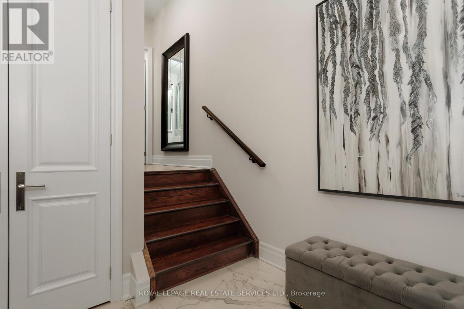 251 Hanover Street, Oakville, Ontario  L6K 0H3 - Photo 5 - W12496554