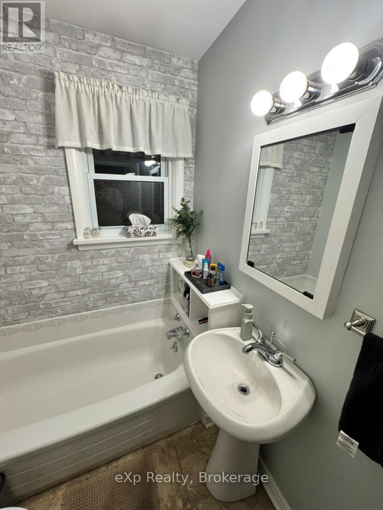 321 10th Avenue, Hanover, Ontario  N4N 2N4 - Photo 8 - X12496718