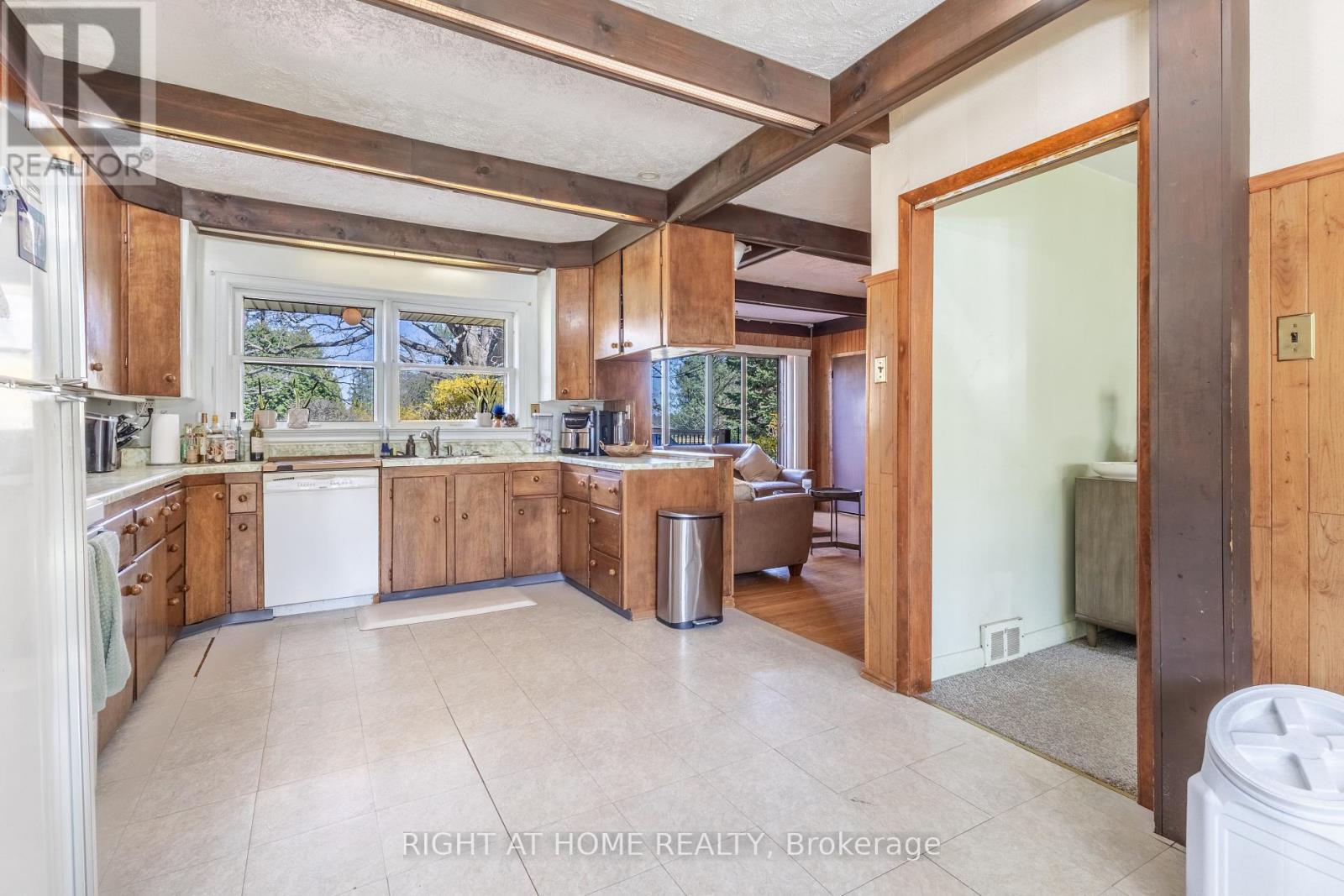 67 St. Margarets Road, Hamilton, Ontario  L9G 2L1 - Photo 6 - X12496596