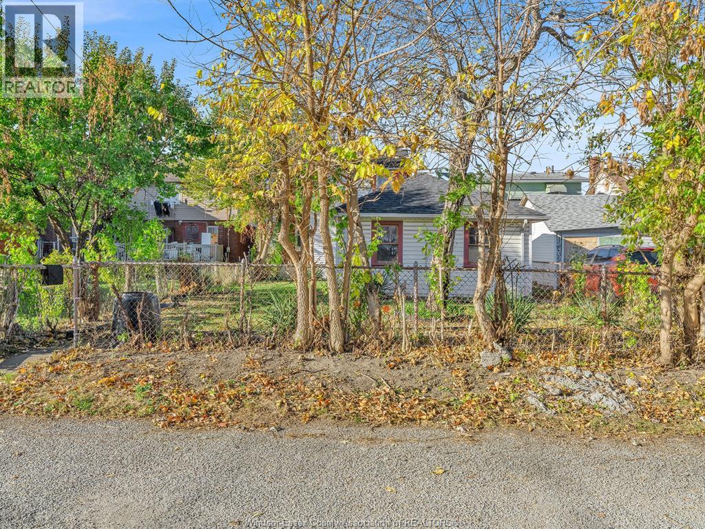 1384 Parent, Windsor, Ontario  N8X 4J3 - Photo 8 - 25027660