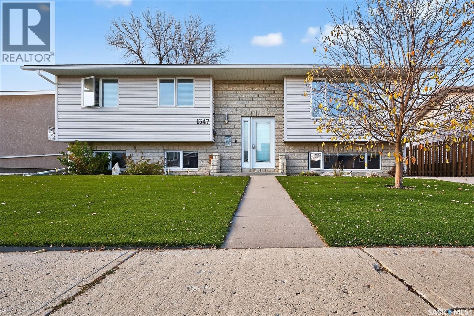 1347 Princess Crescent, Moose Jaw, Saskatchewan  S6H 6V7 - Photo 2 - SK022089