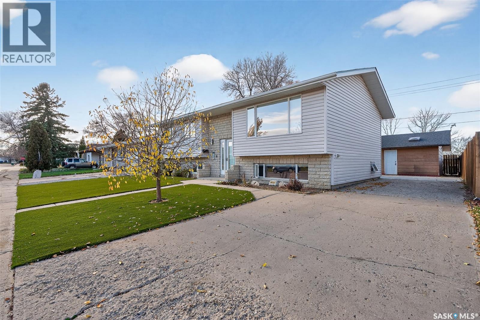 1347 Princess Crescent, Moose Jaw, Saskatchewan  S6H 6V7 - Photo 3 - SK022089