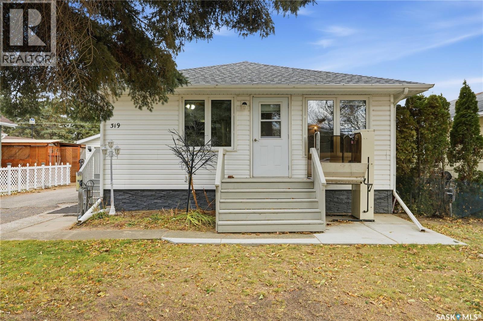 319 Simpson Street, Outlook, Saskatchewan  S0L 2N0 - Photo 2 - SK022059