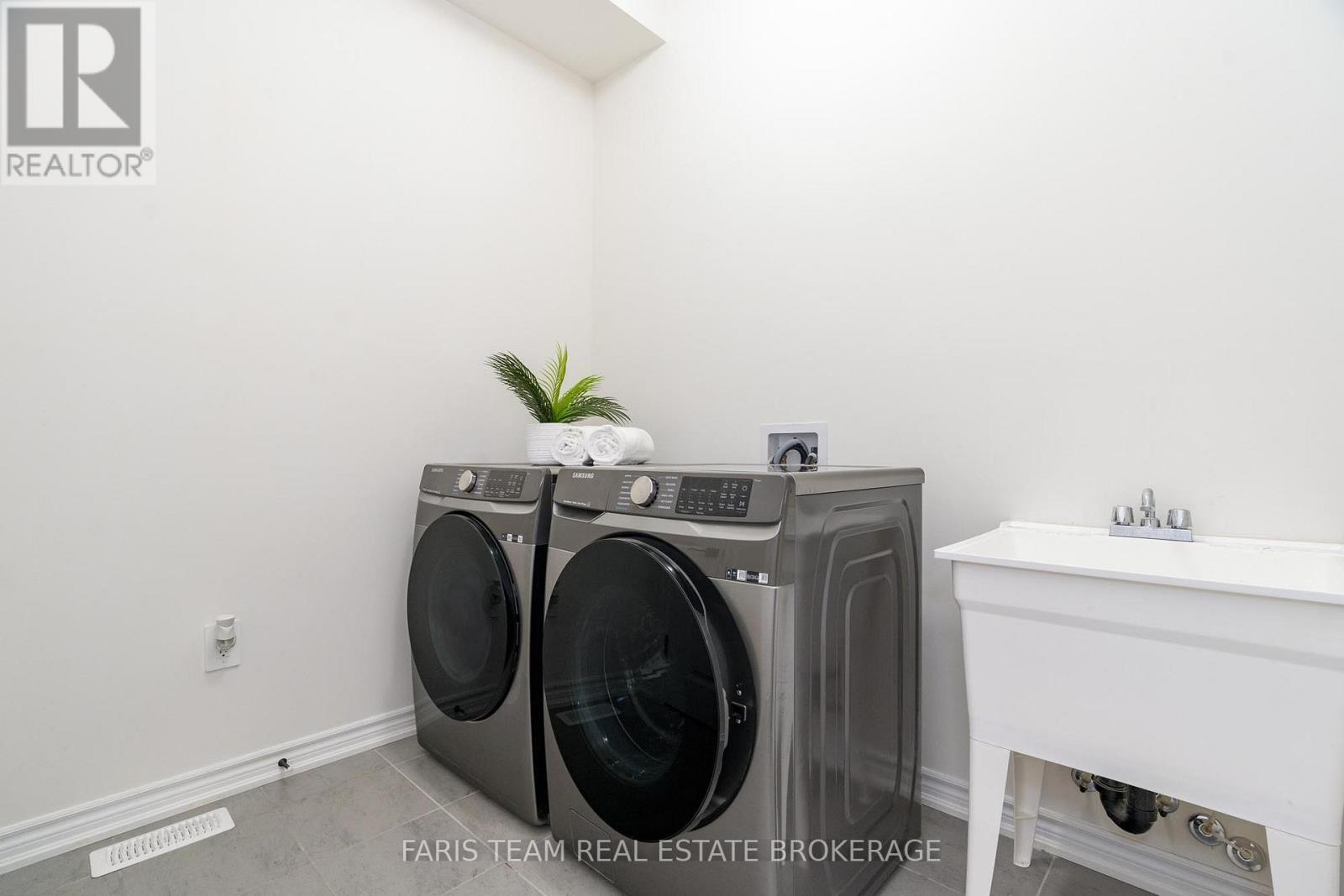 58 Sanford Circle, Springwater, Ontario  L9X 2A9 - Photo 24 - S12496740