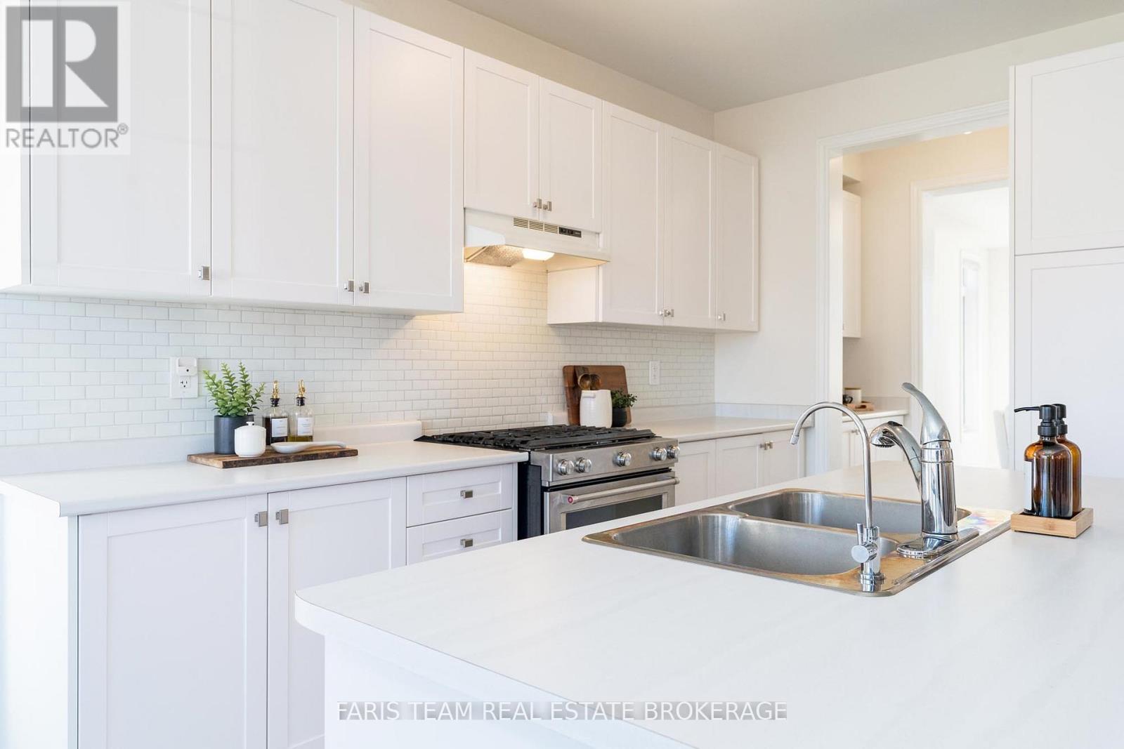 58 Sanford Circle, Springwater, Ontario  L9X 2A9 - Photo 9 - S12496740