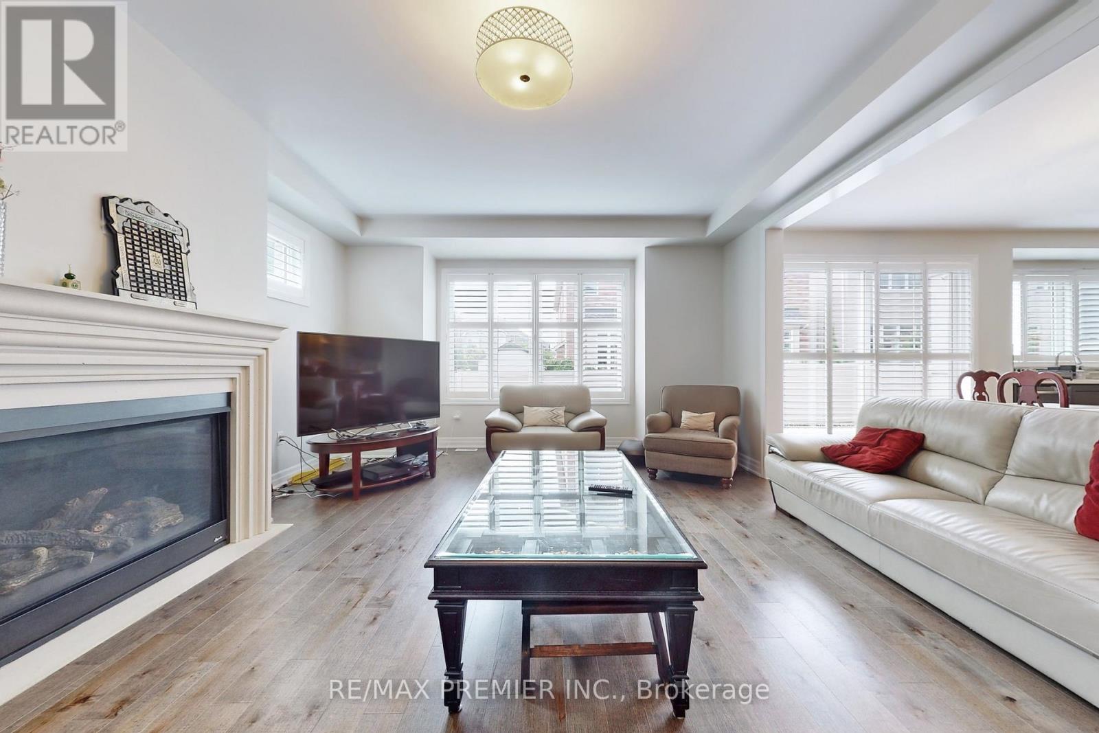 140 Magnolia Crescent, Oakville, Ontario  L6M 4M1 - Photo 10 - W12496680