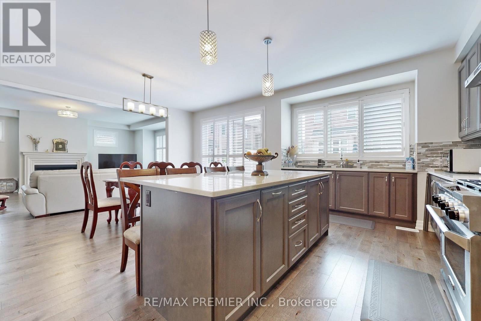 140 Magnolia Crescent, Oakville, Ontario  L6M 4M1 - Photo 16 - W12496680