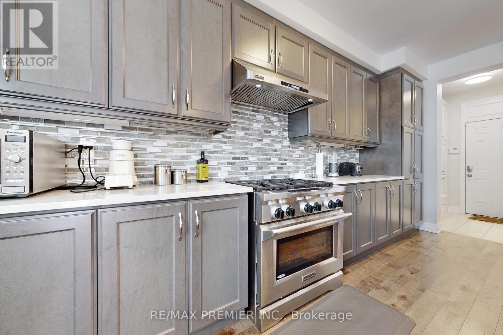 140 Magnolia Crescent, Oakville, Ontario  L6M 4M1 - Photo 17 - W12496680