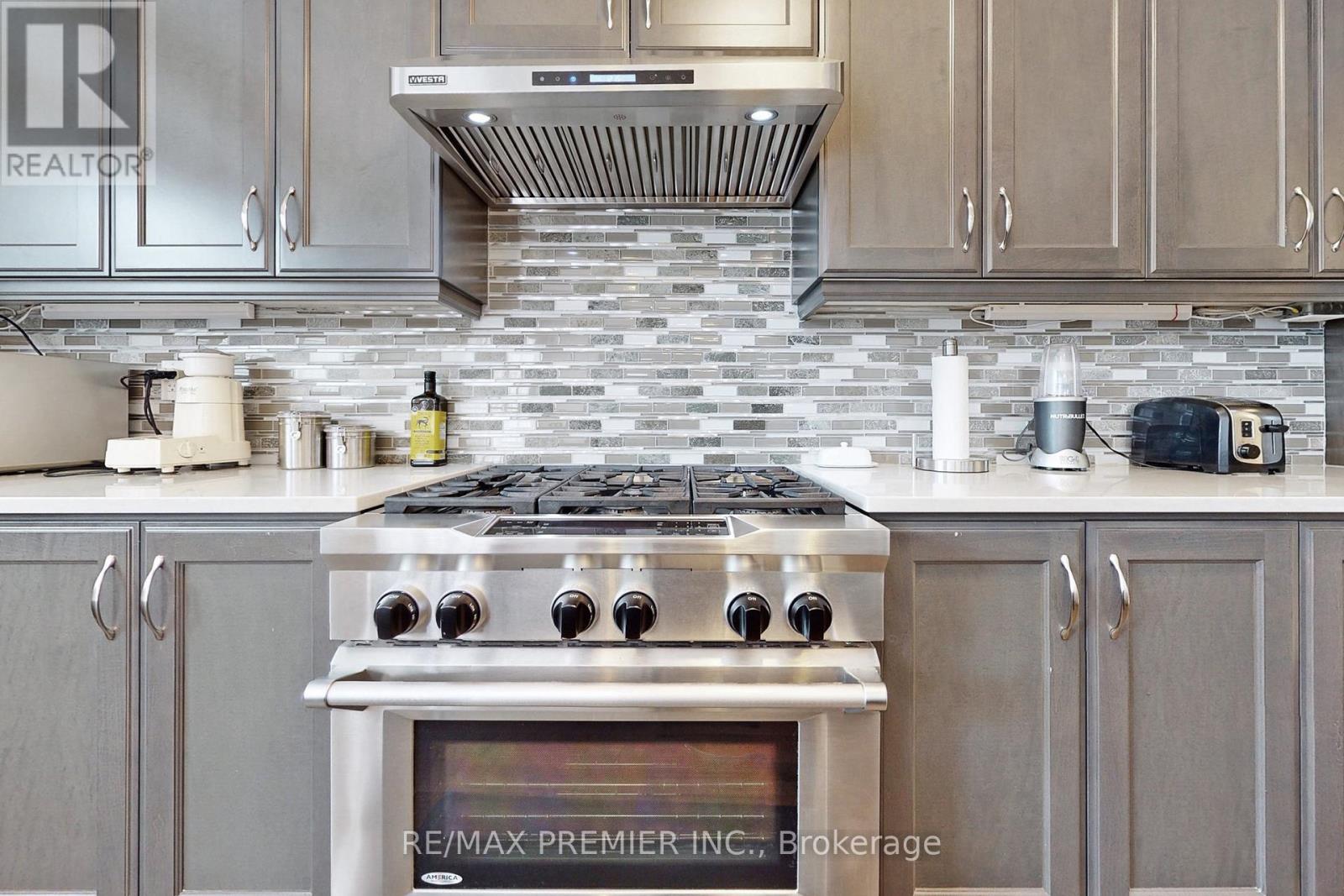 140 Magnolia Crescent, Oakville, Ontario  L6M 4M1 - Photo 18 - W12496680