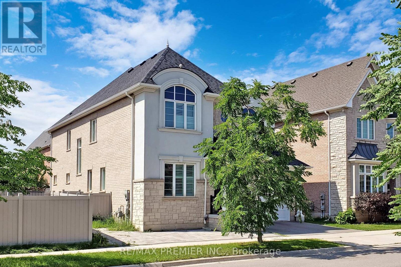 140 Magnolia Crescent, Oakville, Ontario  L6M 4M1 - Photo 3 - W12496680