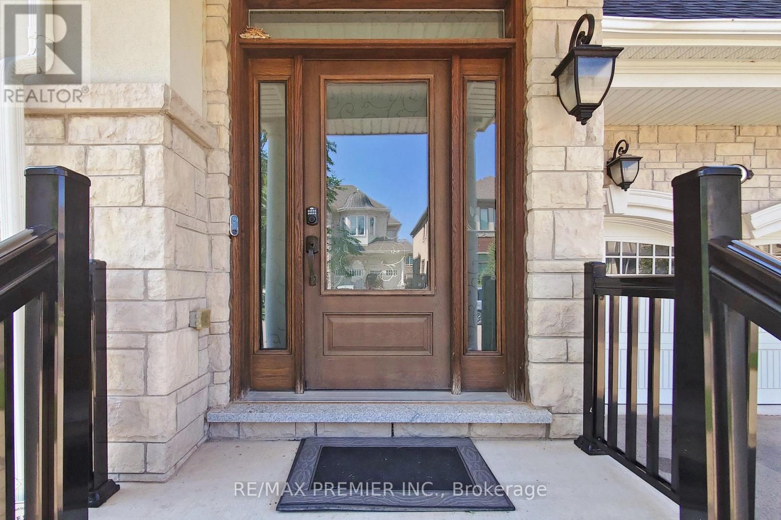 140 Magnolia Crescent, Oakville, Ontario  L6M 4M1 - Photo 4 - W12496680