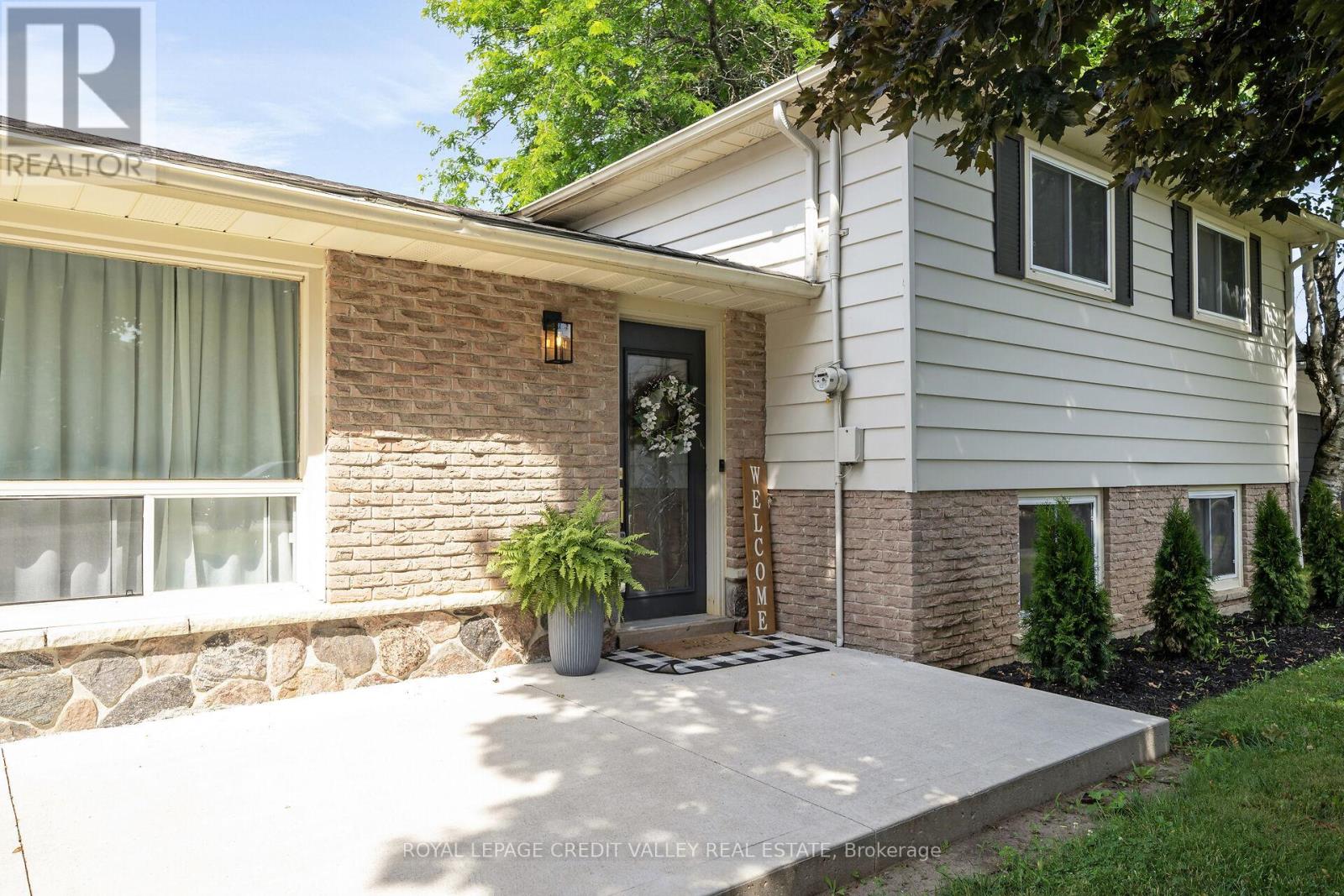 47 Larry Street, Caledon, Ontario  L7C 1K8 - Photo 3 - W12496788