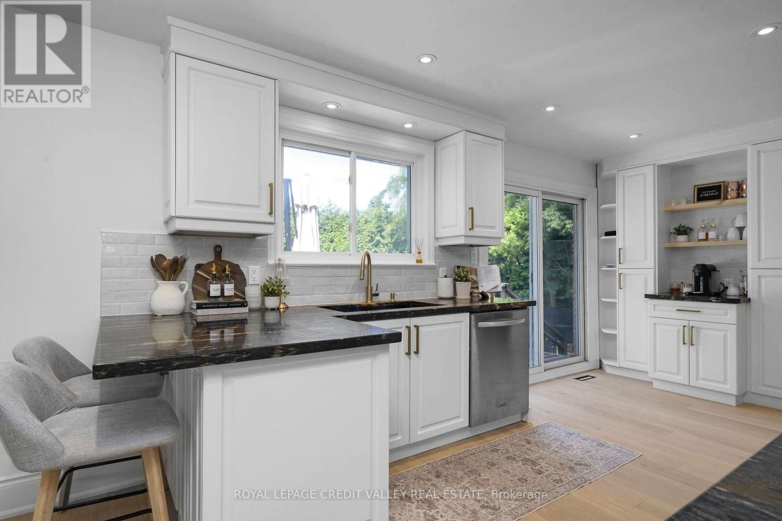 47 Larry Street, Caledon, Ontario  L7C 1K8 - Photo 9 - W12496788