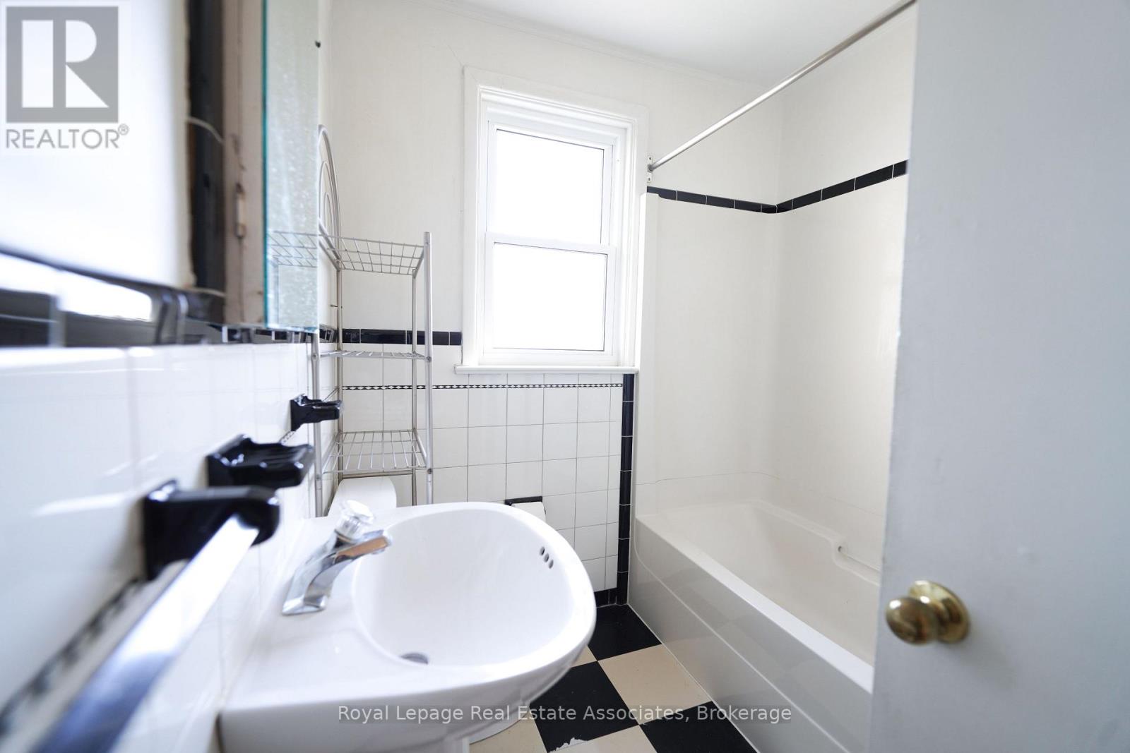 Upper - 9 Mississauga Road N, Mississauga, Ontario  L5H 2H5 - Photo 11 - W12496818