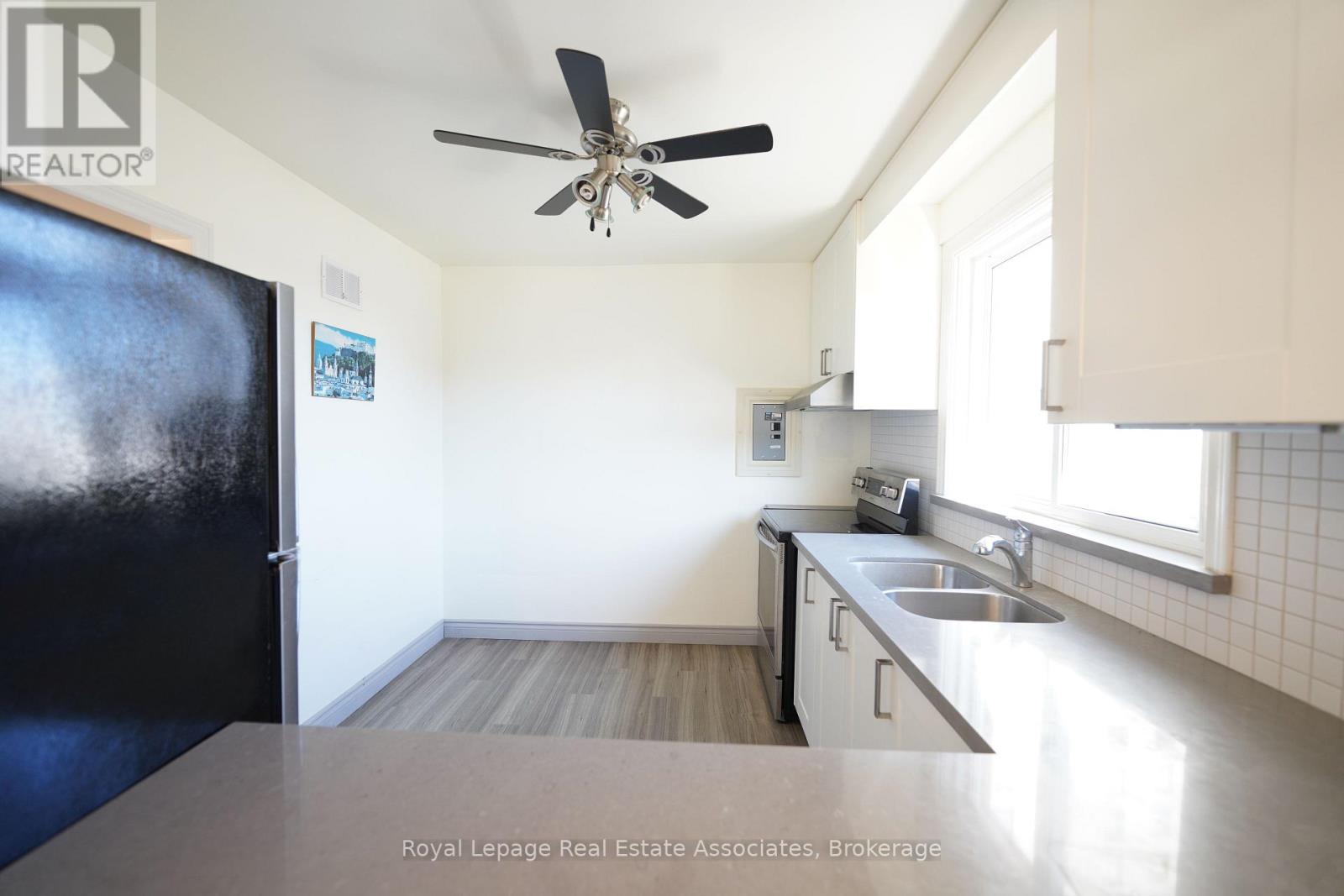 Upper - 9 Mississauga Road N, Mississauga, Ontario  L5H 2H5 - Photo 2 - W12496818